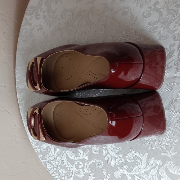 NWOT Clarks Burgundy Patent Leather Pumps with Gold Accent - Picture 3 of 7